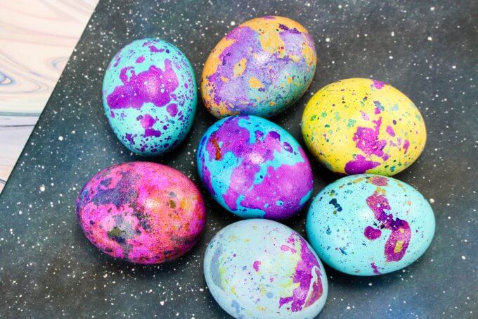 marbelised dyed easter eggs